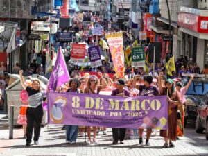 Por aborto, fim da escala 6×1, comida barata: mulheres saem às ruas no 8M